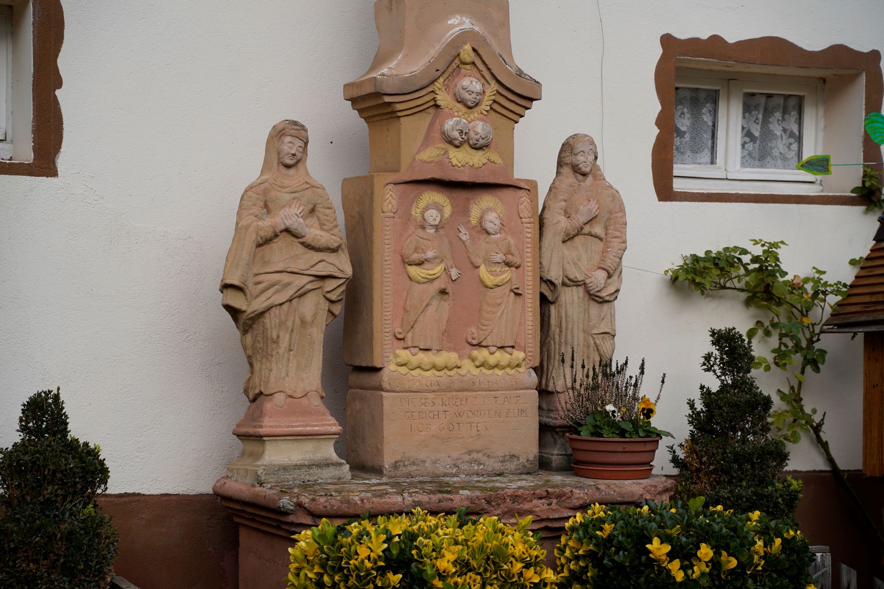 Le calvaire à l'angle de la rue de la Montagne et la rue des Jardins