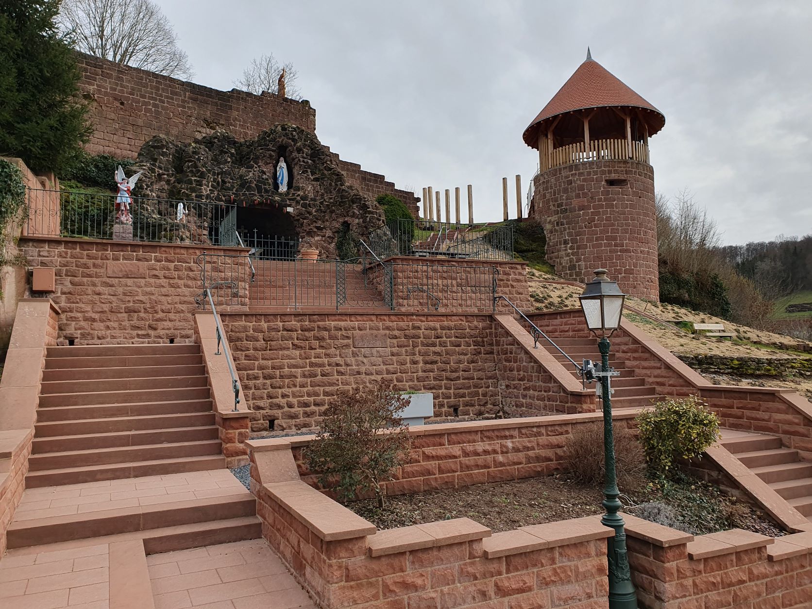 La tour Est et l'entrée du château du Weckersburg