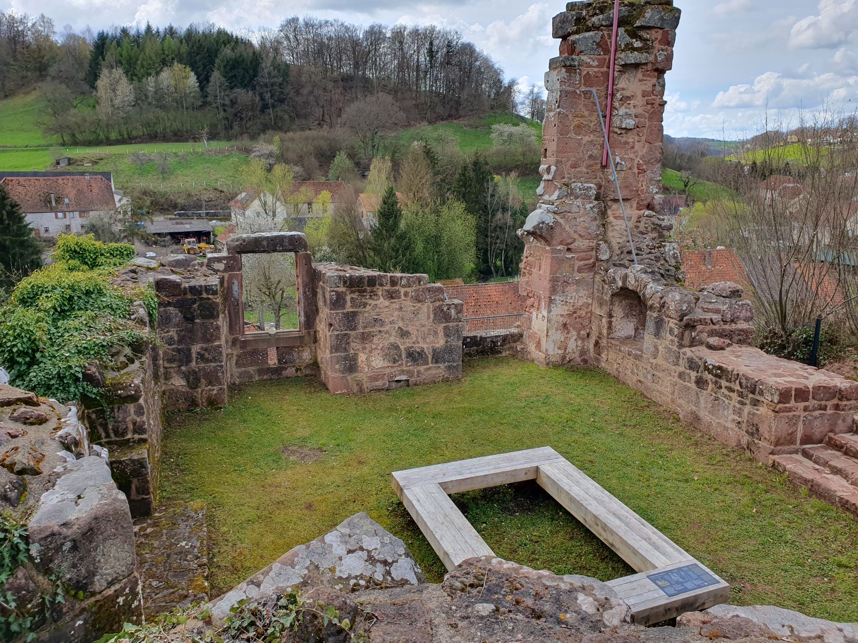 Les vestiges du donjon du château du Weckersburg